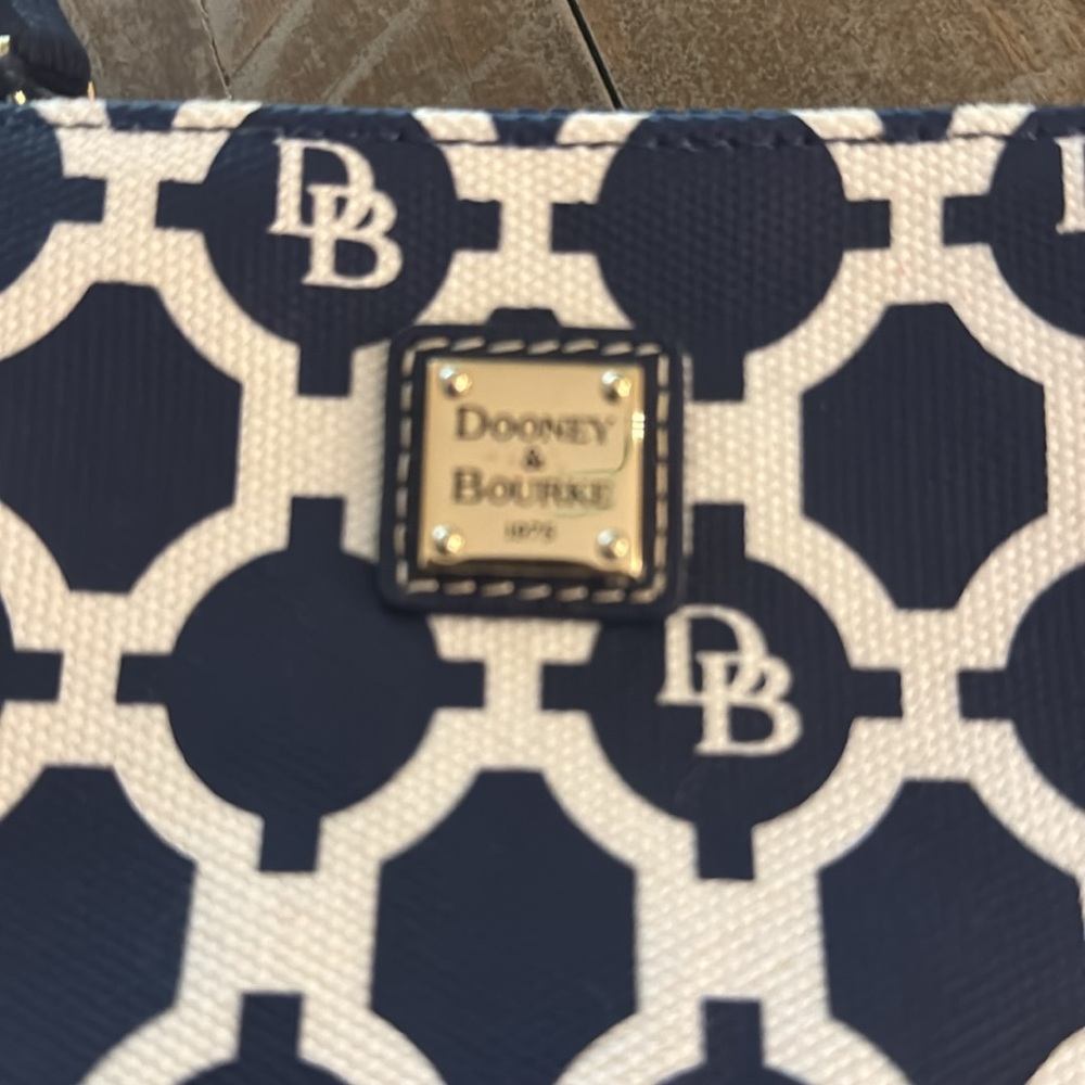 NWT, Dooney & Bourke  navy/ white key  wristlet . - Picture 3 of 5